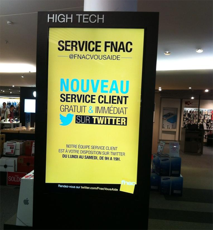 Un affichage de promo @Fnacvousaide dans un magasin