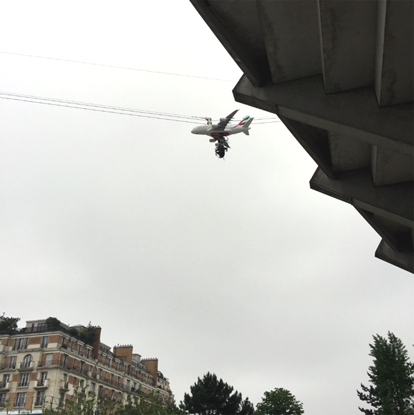 maquette d’un avion de la compagnie Emirates couplé à la camera FTV survole le stade de la Porte d’Auteuil  