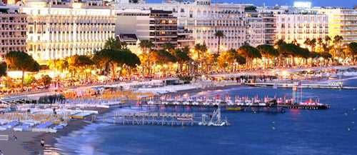 Ville de Cannes illuminée